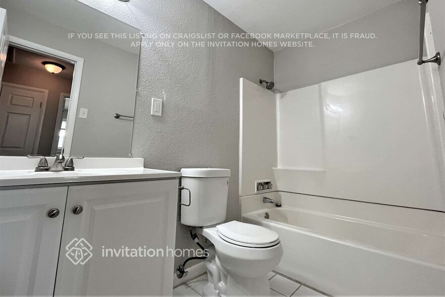 Building Photo - 820 Essex Dr