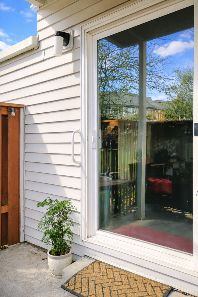 Building Photo - Open & Bright SW Portland 3 Bedroom Home - End Unit & Nature Views