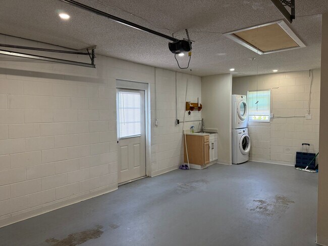 Building Photo - Cute Updated Home