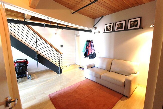 Building Photo - Rare Loft Style Condo, Huge Windows, High Ceilings, 1.5BR/2BA/3 Stories, Perfect Location!