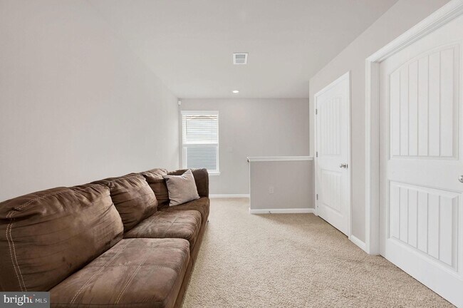 Building Photo - 529 Currant Cir