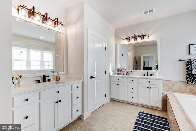 Building Photo - 6547 Clubhouse Dr