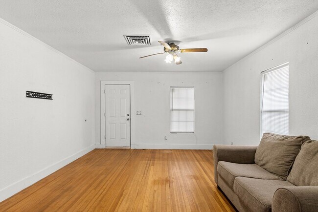 Building Photo - 1322 N Lincoln Ave