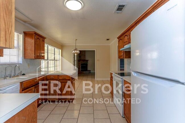 Building Photo - 800 Silver Creek Dr