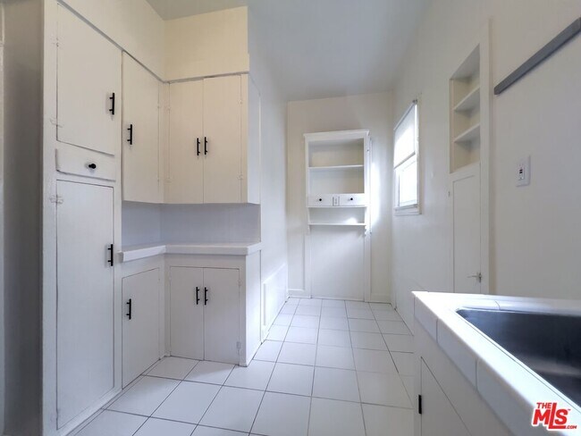 Building Photo - 1532 Rosalia Rd