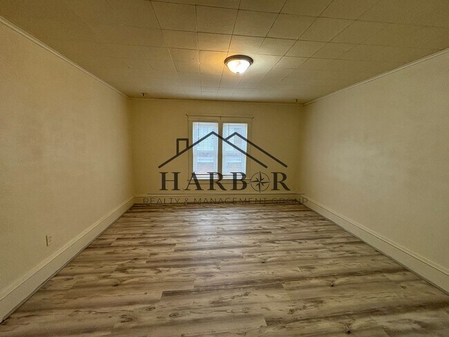 Building Photo - Bright & Spacious Upper-Level 1 Bedroom Du...