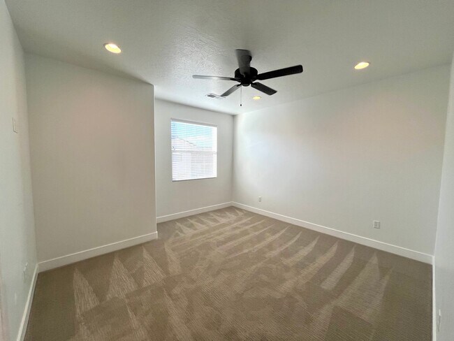 Building Photo - Townhome in Woodland Estates - Pool Access