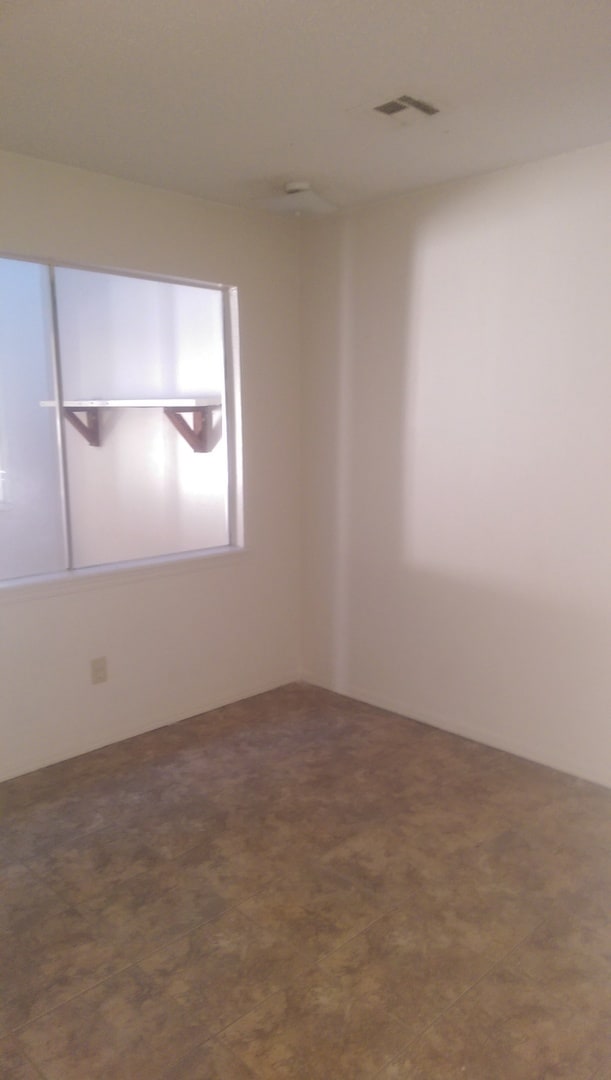 Building Photo - 3 bed 2 bath duplex for rent near I-240 and Western, close to everything!
