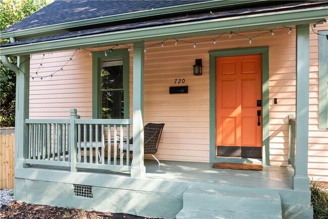 Building Photo - 720 Mollie St SE