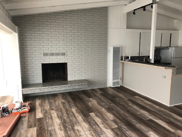 living area, comp unit - 25414 Malibu Rd