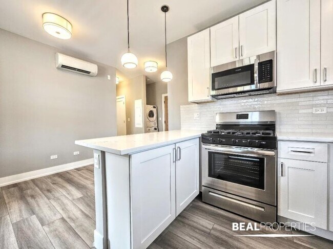 Building Photo - 2 bedroom in CHICAGO IL 60613