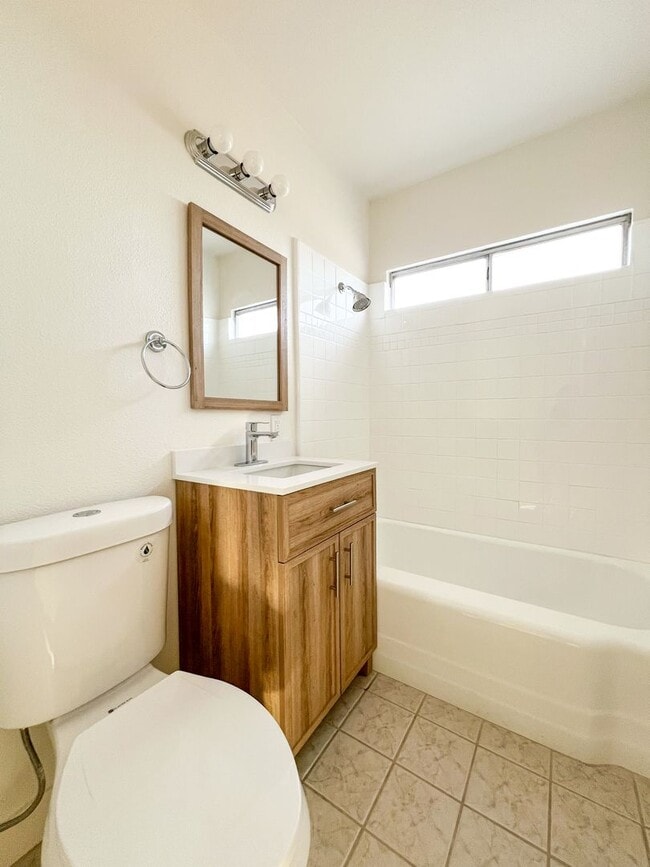 Building Photo - Adorable 2 Bedroom 1 Bathroom Home