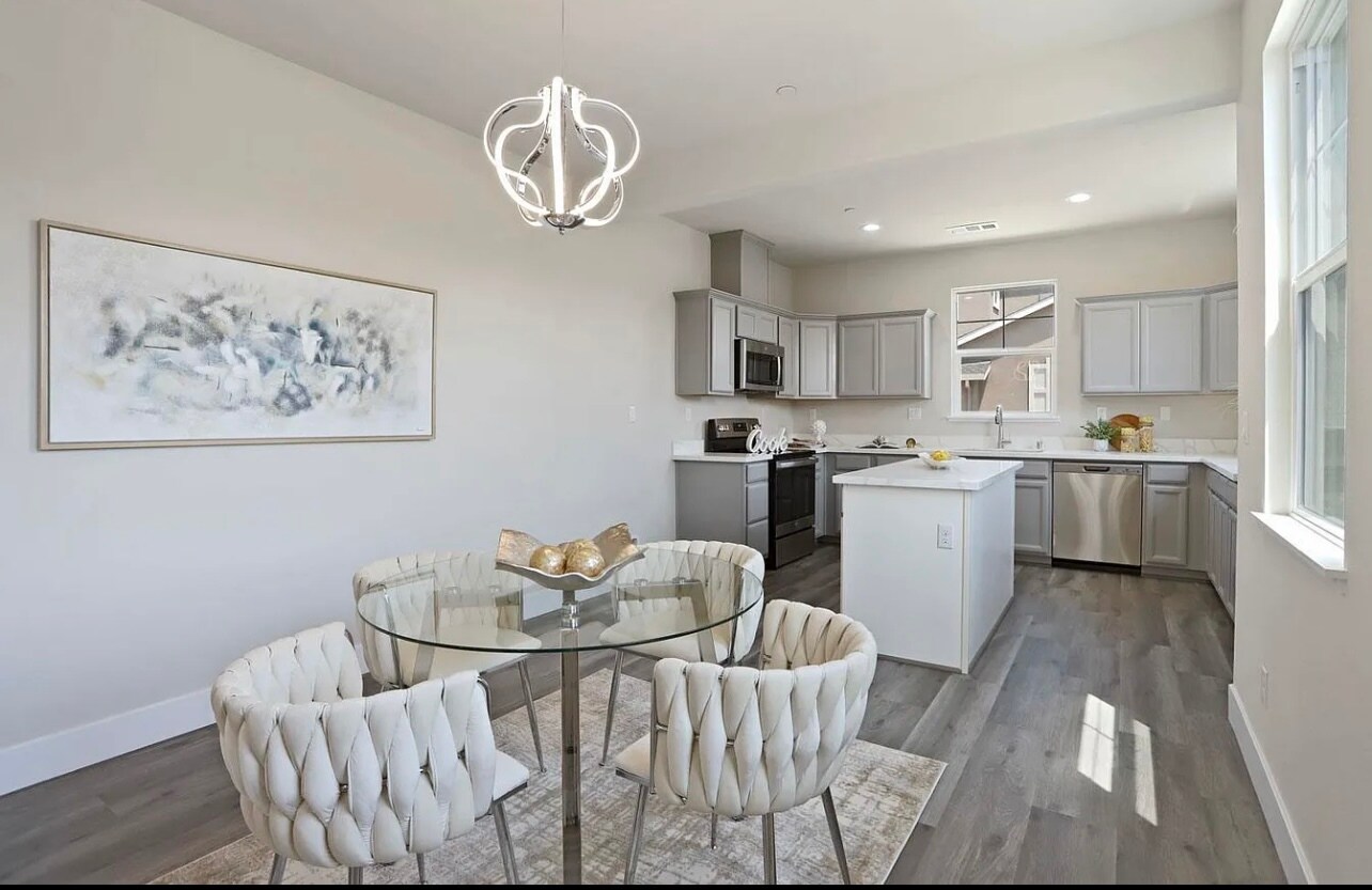 Building Photo - 1673 Bella Lago Dr