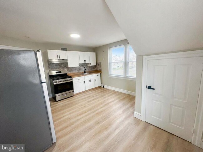 Building Photo - 1109 W James St