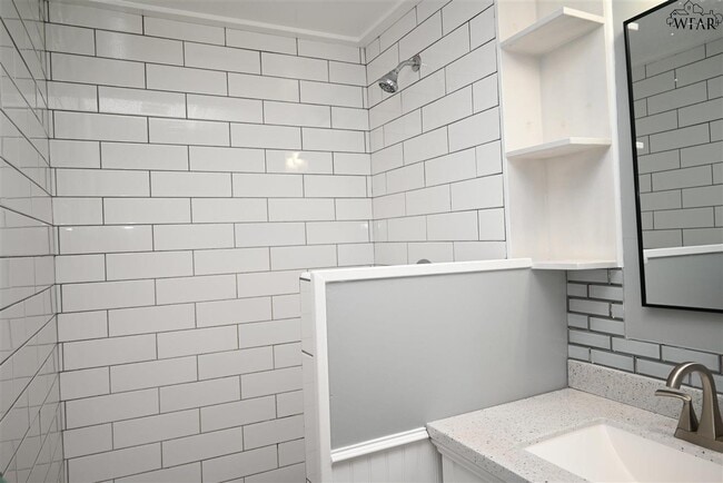 Building Photo - 5707 Hooper Dr