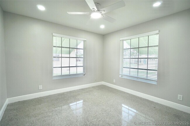 Building Photo - 917 SE 15th Ct