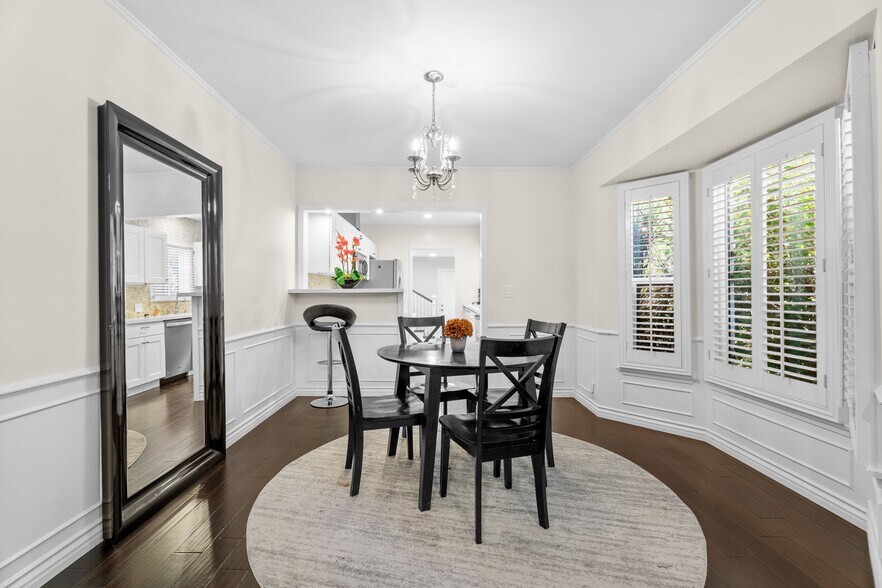 Dining - 4242 Van Nuys Blvd