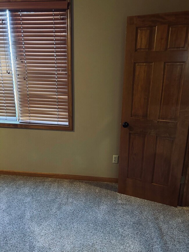 Building Photo - Gorgeous Home Located on Rivercut Golf Cou...