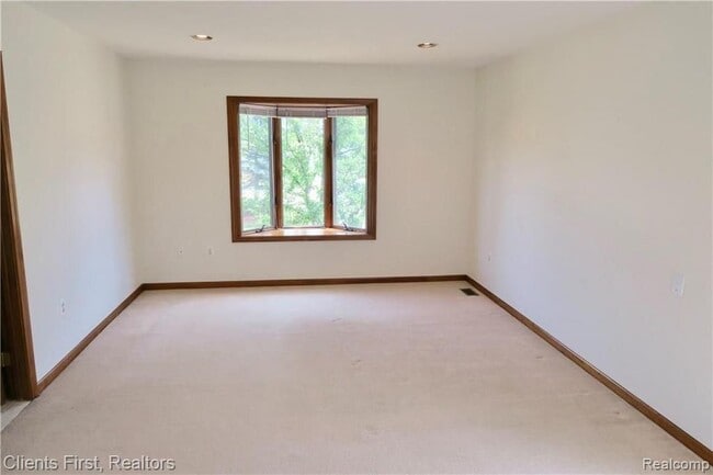 Building Photo - 7233 Oakwood Dr