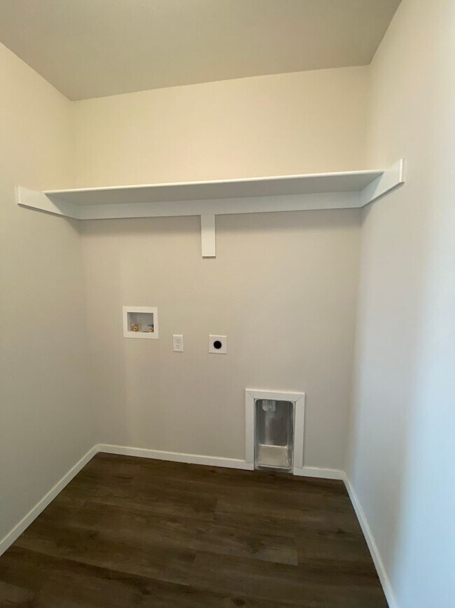 Building Photo - *Pre-leasing* Three Bedroom | Two Bathroom...