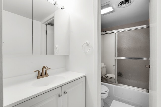 Building Photo - 150 Fountainview Ln