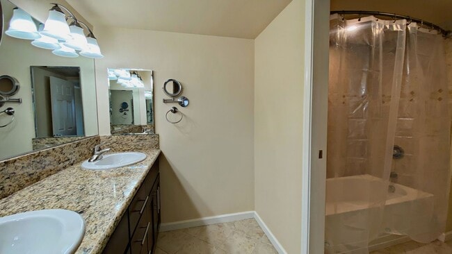 Building Photo - Gorgeous 14th Floor 2 Bd, 2 Bath Condo Available Now!