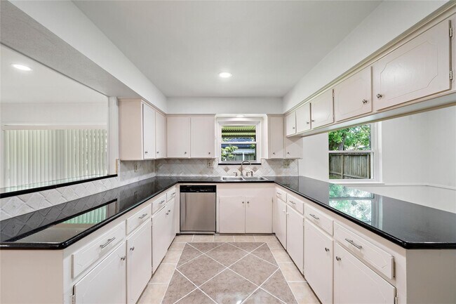 Building Photo - 6007 Claridge Dr