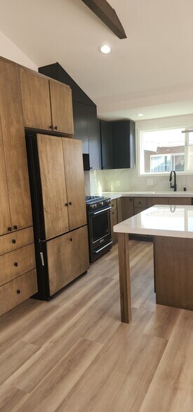 Building Photo - 950 N Kingsley Dr