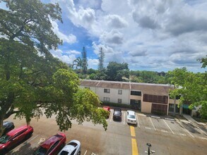 Building Photo - Large  1BR/1.5BA. No minimum Credit Score required!