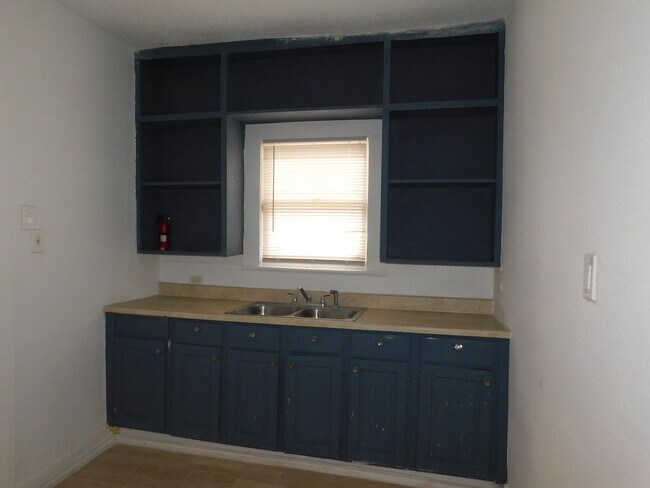 Building Photo - Cozy & Convenient Living in San Antonio’s East Side