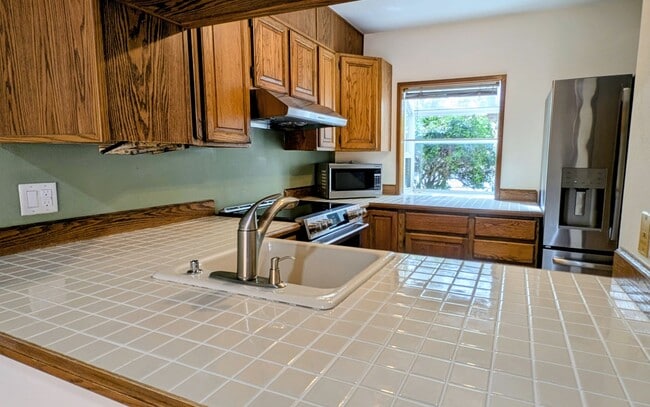 Building Photo - Spacious 3 Bedroom Townhome in Small Complex