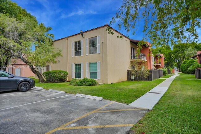 Building Photo - 10786 N Kendall Dr