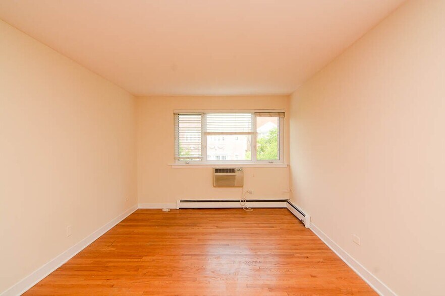 Building Photo - 675 W Wrightwood Ave