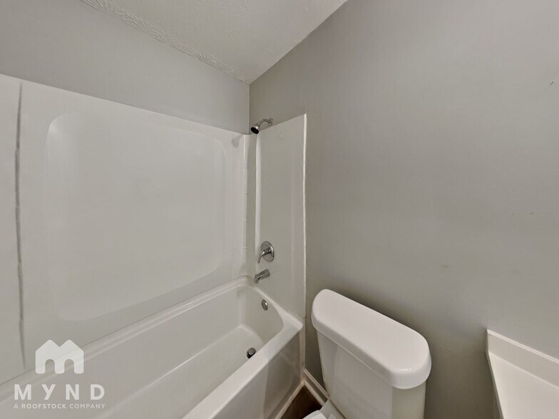 Building Photo - 2121 W Chester Cir SE