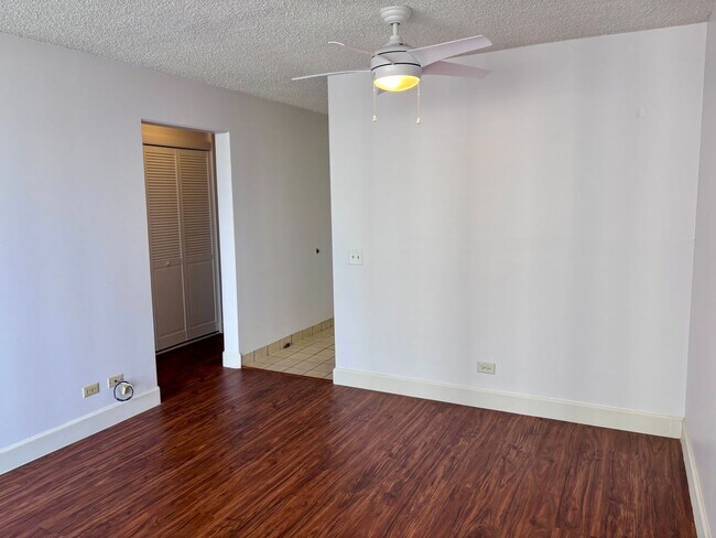 Building Photo - For Rent | New Renovated 1 Bedroom, 1 Bathroom with 1 Assigned Covered Parking at Scenic Tower