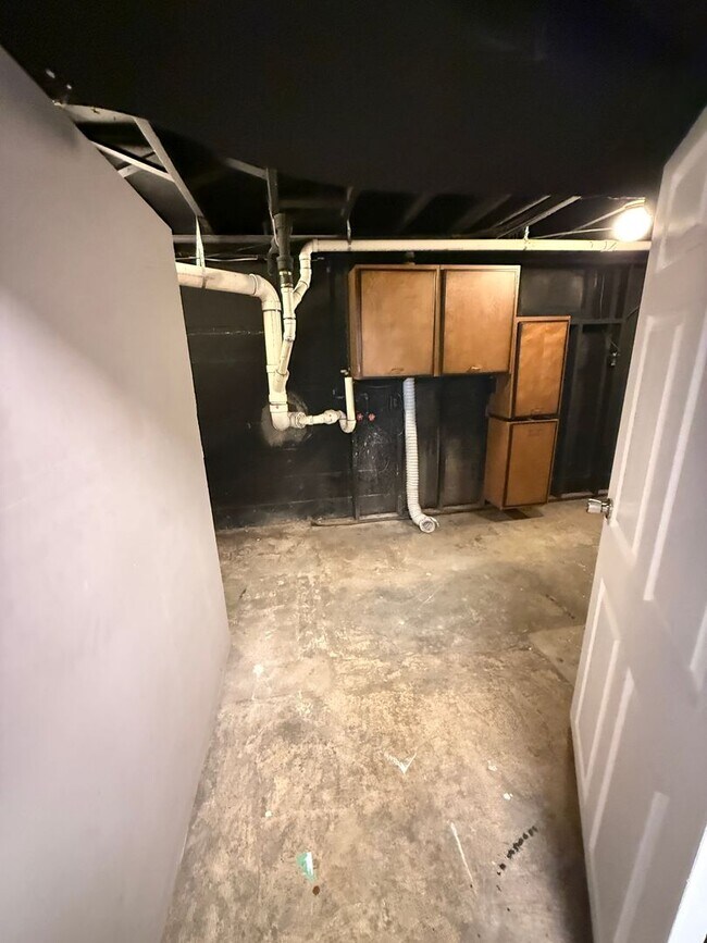 Building Photo - 4 bedroom/1 bath/detached storage building