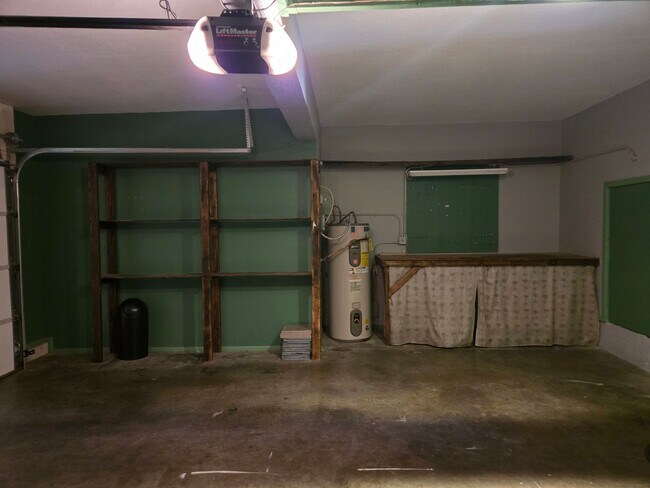 Building Photo - Beautiful two story, 3 bed, 1 full bath, 2...