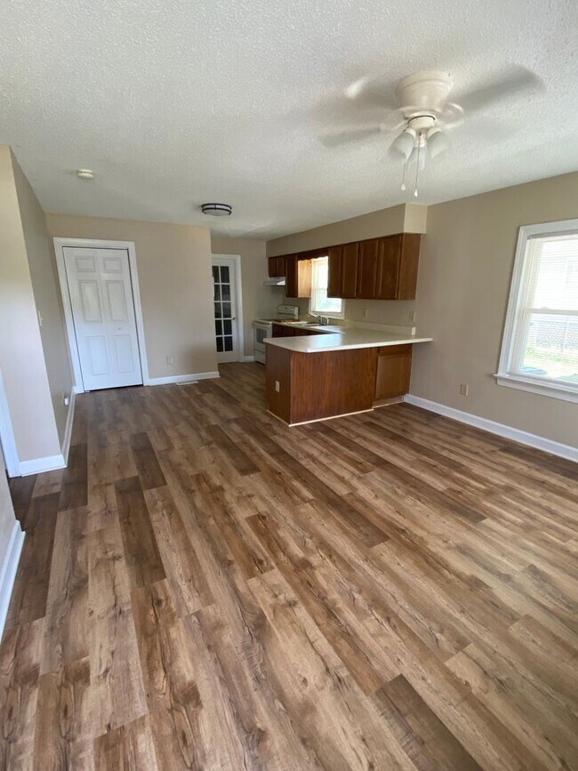 Building Photo - Cute 2 Bedroom Ranch!! Great deck and yard!