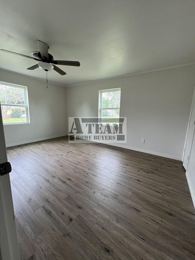 Building Photo - Updated 3 Bedroom 2 Bath Brick House in Tr...