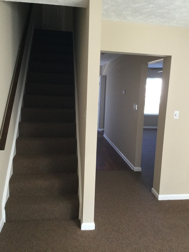 Building Photo - Townhome 3 bedroom/1.5 bath