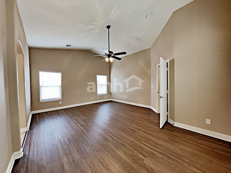 Building Photo - 8813 Red Fox Dr