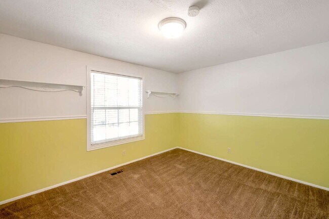Building Photo - Convenient Sandy Townhome with 3 BD & 2 BA