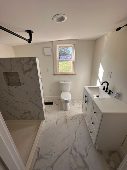 Building Photo - 564 Cooper Ave