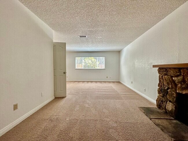 Building Photo - Charming 2 bedroom 2 bathroom home located in south Sacramento!