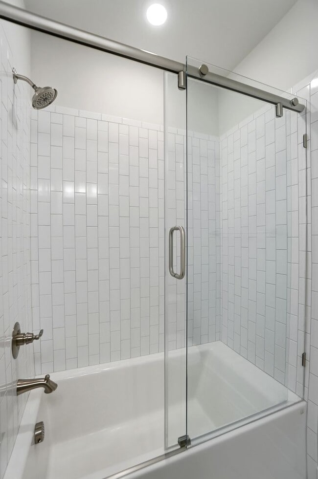 Building Photo - Modern Townhome in the Heart of Plaza Midw...