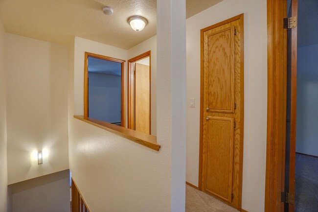 Building Photo - December Rent Free! Fanno Creek Condo - Lo...