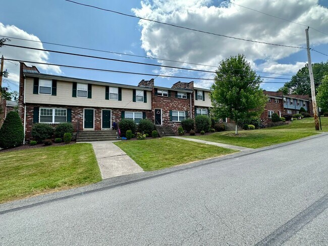 Building Photo - Spacious 2BR Townhome in Plum - Central AC...