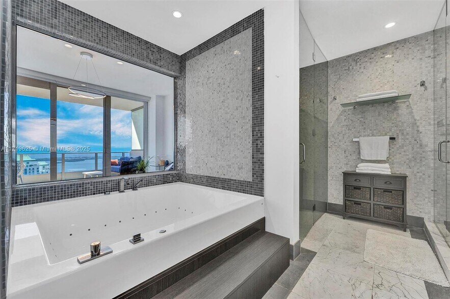 Building Photo - 200 Biscayne Boulevard Way