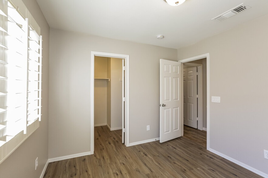 Building Photo - 10898 W Alvarado Rd