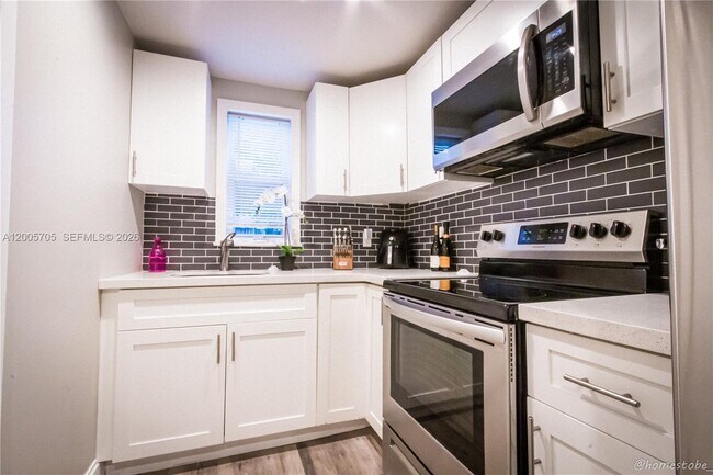 Building Photo - 227 SW 30th Ave